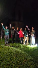 🎉🌳 Baum-Pflanz-Challenge – Narrenzunft Remagen packt an! 🌳🎉

Alaaf, ihr jecken Freunde des grünen Daumens! 🌿

Wir, die KG Narrenzunft Remagen, sind von den @woellemoehne aus Oberwinter nominiert worden – und die wollten doch tatsächlich einen Karton Rosé-Sekt von uns! 🍾😜

Aber nix da – wir lassen lieber die Schaufeln tanzen als die Korken knallen! 💪
Innerhalb von 72 Stunden haben wir unser Bäumchen im Pfarrgarten eingepflanzt – frisch, fröhlich und mit jeder Menge Herzblut. ❤

Danke unserer Pfarrer @auch.zimmermannssohn und die Gemeindereferentin Anita , für die Möglichkeit uns hier zu verewigen. 🥳

Ein riesiges Dankeschön geht an unser Mitglied @martinduwell vom @toombaumarkt aus dem Elferrat, der das Bäumchen gestiftet hat! 🌳👏

Und weil’s ohne Nominierung kein Spaß wär, rufen wir jetzt auf zur nächsten Runde und nominieren:

👉 @kg_blauweissschinnebroeder
👉 @stadtsoldatenkorps_remagen
👉 @remagenertwirlingsticksev

Ihr habt 72 Stunden Zeit, euer eigenes Bäumchen zu pflanzen 🌱 und euer Video zu posten!
Wenn nicht – dann gibt’s für uns eine Kiste Kölsch 🍻 und eine Packung Gummibärchen 🍬!

Zum Schluss rufen wir gemeinsam aus:

„Auf das neue Bäumchen – drei mol von Hätze:

Remagen – Alaaf! 🎭
Karneval – Alaaf! 🎉
Baum-Challenge – Alaaf! 🌳