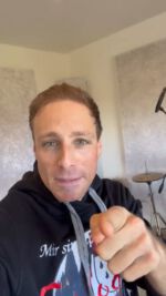 🎭✨ Große Prunksitzung am 17.01.2026 mit @stevenalan_official ! ✨🎭

Wir freuen uns riesig! 😍 Der großartige Steven Alan 🎤 hat uns ein tolles Grußvideo geschickt – und das bedeutet: Die Stimmung wird 🔥 legendär! 🔥

Steven Alan ist bekannt für seine mitreißenden Auftritte, jede Menge Humor 😄, gute Laune 🕺 und ganz viel Partyfeeling 🎉 – genau das, was wir auf unserer Prunksitzung lieben! ❤️

📅 Wann? Samstag, 17. Januar 2026
📍 Wo? In Remagen bei unserer Großen Prunksitzung der Narrenzunft Remagen e.V. in der Rheinhalle Remagen

🎟️ Tickets gibt’s ab sofort bequem online auf unserer Homepage 👉 www.narrenzunft-remagen.de

Wir können’s kaum erwarten, mit euch und Steven Alan zu feiern, zu lachen und die Halle zum Beben zu bringen! 💃🎶🥳

#NarrenzunftRemagen #Prunksitzung2025 #StevenAlan #Karneval #Remagen #Partytime #StimmungPur #Alaaf