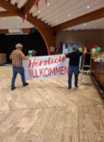 ♥️🤍💚 Das hat heute gefluppt 🤩
Das Foyer ist fertig aufgebaut und wartet jetzt auf die Gäste. 🤠🤡
Morgen ist ab 18 Uhr Einlass zur Proklamationssitzung von Prinz Daniel I. und Prinzessin Sabrina I. 🥳🥳🥳

❤️🤍💚 Vielen Dank an alle Helferinnen und Helfer. So früh waren wir noch nie fertig!
❤️🤍💚