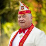 Liebe Gäste der KG Narrenzunft, 🎭🎉

Traditionen sind ein wichtiger Bestandteil unserer Kultur und vor allem der Identität unseres Vereins. 💪 Sie sind wie ein roter Faden, der sich durch die mehr als 90 Jahre seit unserer Gründung zieht 🕰️ und uns mit den Menschen verbindet, die vor uns waren – unsere Gründerväter. 👴👵

In einer sich ständig verändernden Welt 🌍 ist es aber auch wichtig, Traditionen an das Hier und Jetzt anzupassen. 🔄 Wir müssen uns den Herausforderungen der sich wandelnden Bedürfnisse unserer Gäste und unserer Mitglieder stellen. 
💬 Es gilt, Traditionen zu bewahren, wo es sinnvoll ist 💖 und neue Wege zu gehen, wenn es nötig ist. 🚀
Das erfordert Mut und Offenheit. 💡 Wir müssen bereit sein, alte Denkmuster zu hinterfragen 🤔 und neue Ideen zu akzeptieren. Und so halten wir es auch. Zumindest versuchen wir es. 😉

Hatten wir bisher Proklamationssitzungen mit vielen Reden und Gratulationen 🎤🎊, so bieten wir seit vorletzter Session einen gelungenen Mix aus traditioneller Proklamation, Sitzung und schwungvoller Party an. 
🥳🎶 Dieses Konzept wollen wir nach und nach auch auf unsere Prunksitzung übertragen. 👑✨

Sicher gibt es noch vieles, das man anpassen kann und muss. 🔧 Ihr habt Ideen oder Anregungen? 💭 Schickt uns diese gerne an 📧 kontakt@narrenzunft-remagen.de. 
So wollen wir gemeinsam neue Wege gehen 🤝, dabei aber die Traditionen nicht aus den Augen verlieren. 👀❤️

In diesem Sinne freuen wir uns auf eine tolle Session gemeinsam mit unserem Prinzenpaar 👸🤴, unseren Aktiven 💃🕺 und natürlich mit Euch, unseren Gästen. 🎈🎉

Euer

Wolfgang Reisdorff 🎭
1. Vorsitzender

Werner Efferz 
2. Vorsitzender / Leiter Festkomitee 🎭