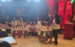 ❤️🤍💚 Wir könnten nicht stolzer sein ❤️🤍💚
Gestern Abend hatten unsere Jüngsten, die KiJuKo-Kids des Kinder- & Jugendkomitee der KG Narrenzunft Remagen 1933 e.V, bei der Proklamationssitzung ihren allerersten Auftritt. Es war so schön zu sehen, wie sie in ihren farbenfrohen Kostümen erstmals ihre Tänze dem Publikum präsentiert haben. 🤩  Großer Applaus sowie der Sessionspin war ihr Lohn.
Erst im Frühjahr hat sich die Gruppe gegründet. Mittlerweile sind es 20 Kinder zwischen 3 und 9 Jahren, die nun in ihre erste Session starten. 🥳🥳🥳
Wir wünschen den Kindern und ihren Trainerinnen Christiane Grawe, Patricia Rautenberg,  Mona Mierzwa  und Jessy Müller viele erfolgreiche Auftritte und vor allem ganz viel Spaß! ❤️🤍💚

 #narrenzunftremagen